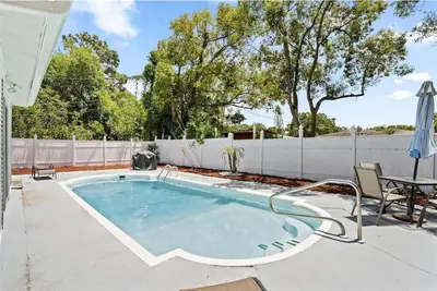 Image de Quiet 3 bed/2 bath pool home, 5 min to the beach!