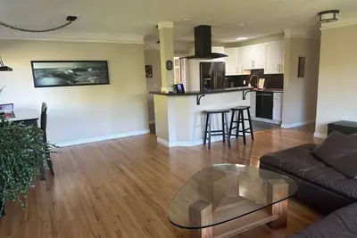 Image de 4 bed 2 bath upper close to Uvic and Camosun available Jan 1 - May 31 2024