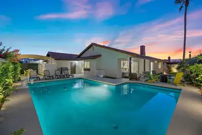 Image de New Lush Chic Living Private Backyard Heated Saltwater Pool