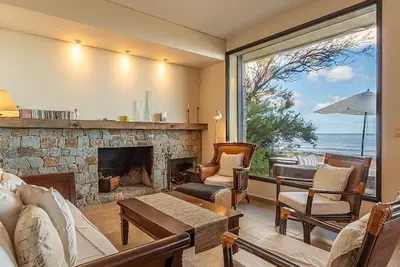 Image de Frontline Beach House: Your Dream Vacation in a Home with private beach access