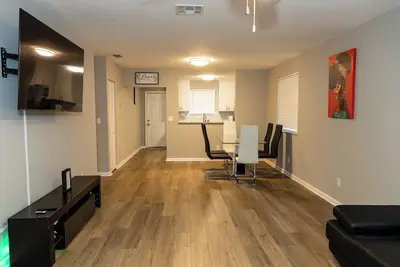 Image de \"Charming 2-Bedroom Home: 6 Min to Hollywood Beach\"
