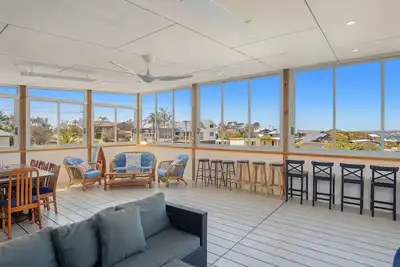Image de 7 Murrah Street- Ample space, featuring a superb enclosed entertainment area with views