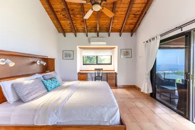 Image de Paradiso Ocean View. A perfect getaway. \n10 mins drive to Smugglers Cove Beach. .