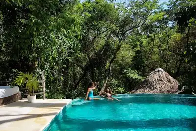 Image de 6 Bedroom Jungle Hotel w/ Infinity Pool--5 minute walk to beach! \n