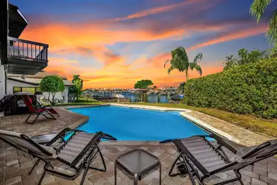 Clearwater Beach! Waterfront Modern Villa 4bd/2openLoft/4bt Pool /Boat Deck. 14p