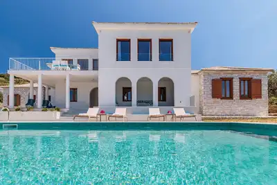 Image de Sunshine Villa in Great Location. 33ft long Pool.