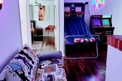 Image de 420 Friendly Huge 5bd with Retro Game Room by Sofi, Lax! \n