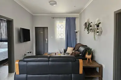 Image de Family & business friendly solar powered luxury 2 bed home with private pool