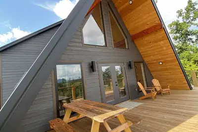 Modern 3-bedroom chalet with Starlink, hot tub, Ac in delightful Jasper.