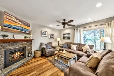 Image de Fun in the sun in Tahoe, near Lake & Pool, downtown, shopping, food, P hot tub max6