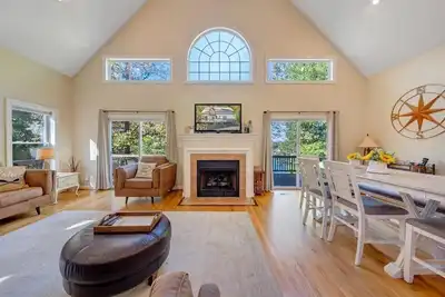 Image de Shangri-La -dogs friendly, firepit, wifi, 2 kayaks, 2 kitchens, and a Pool Table