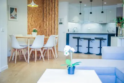 Image de A home away from home! A modern and cozy apartment in a central location!