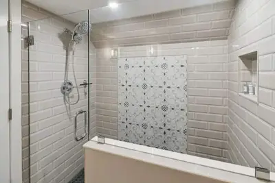 Image de Luxurious Bungalow with unique In-law suite!
