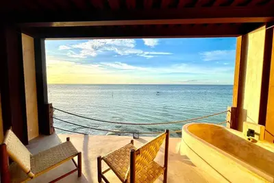 Incredible Suite Room with Pool View & Tub / 1 King Size