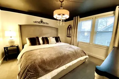 Image de Unique retreat in the trees King bed Sunroom