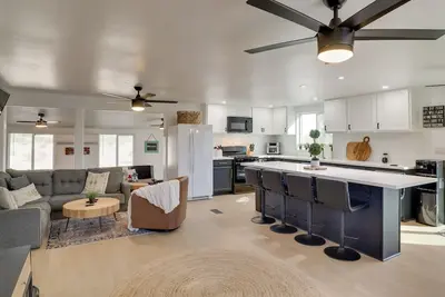 Image de Updated Topock Home w\/ Deck & Fire Pit!
