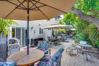Image de Costa Mesa Rental w/ Private Hot Tub & Fire Pit!