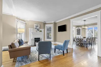 Image de Family-sized Modern Historic Home Downtown Close to Everything