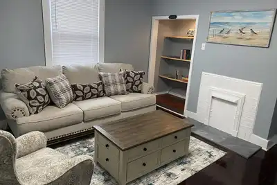 Image de The Sandpiper minutes away from Shoppes, state, parks, lakes, and downtown area.