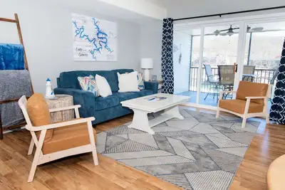 Image de Clean 2bd 2ba Condo w Slip - 5 Minutes to Bagnell Dam! Plus Pool & Swim Dock!