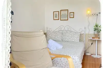 Image de Lumineux, calme avec balcon, projecteur Netflix ; 5 min à pied de la ville impériale de Hué