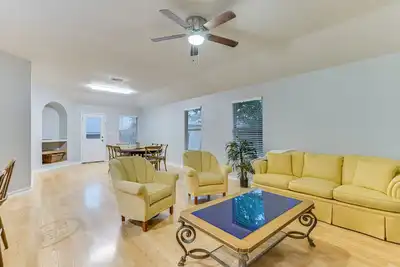 Image de Entire home in Del Valle with backyard. Pet-friendly!