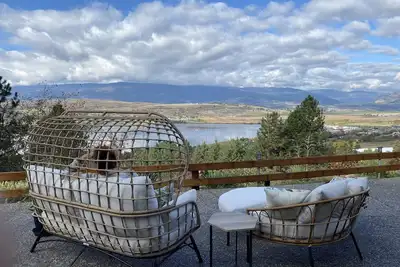 Image de Rural retreat overlooking Swan Lake w/artist studio on site