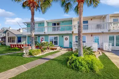 Image de Snowbird-friendly townhome with Gulf views, patio & balcony - walk to beach