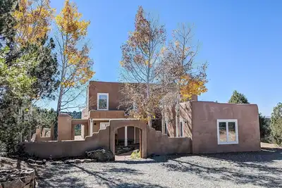 Image de Dog-friendly home on 11 acres overlooking nt'l forest with fireplaces & patio