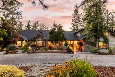 Image de Beautiful and secluded home with a pool, 2 large decks & full basketball court