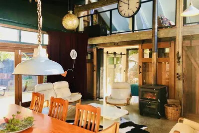 Image de Barn 91 offers a unique getaway experience in rustic yet modern accommodation