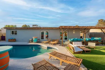 Image de Sleeps 10 with pool! All new everything