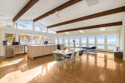 Image de This house is a 4 bedroom(s), 3 bathrooms, located in Harbor Springs, Mi.