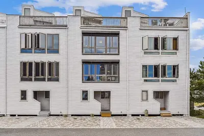 Image de Activities included up to $300 Free Per Week! ! Only serious classic \"beach house\" lovers need apply. . . literally steps from the surf and sand!