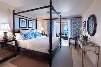 Image de 2500 sq. ft. Two-Bedroom Luxury Beachfront Suite on the West Coast