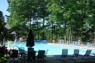 Image de 🐾 🏊♀️ Pet-Friendly w/ Pool Access, Fire Pit, Game Room & Outdoor Fun 🔥🎾