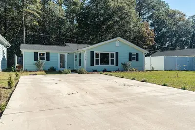 Image de Cozy home with firepit-minutes from downtown and the University of Sc!