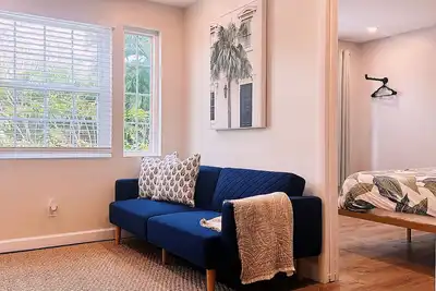 Image de Sunny Retreat: 2br Cozy Cottage 5 min to Palm Beach! \n