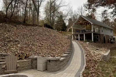 Image de Renovated lake house on Claytor Lake with water access and boat dock
