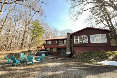 Image de Cabin Lodge | Great Location with Hot Tub & Firepit!