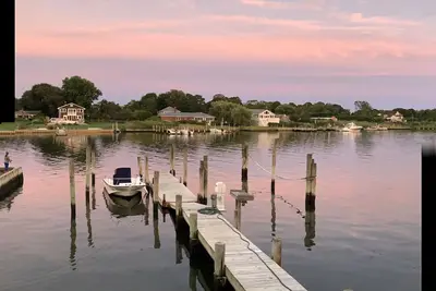 Image de Dolled up salt box overlooking Moriches Bay, 20 minutes from Westhampton Beach