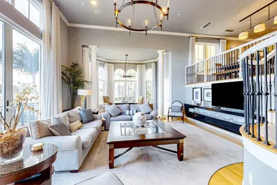 Image de Pet Friendly home with lovely bay views, pool & spa on-site, marina