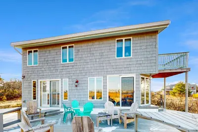 Image de Two-story riverfront retreat with a furnished deck, views, & washer\/dryer