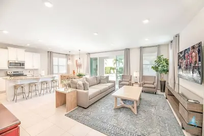 Sunny 5bd 4. 5bh at Encore