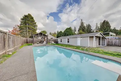 Image de Cozy Tacoma Getaway w/ Grill & Hot Tub!