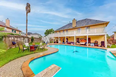 Image de Sprawling home with enclosed yard, pool, balcony, fireplaces, & Ac - dogs ok