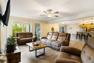 Image de Tranquil dog-friendly getaway with pool, patio, balcony & W/D - close to water