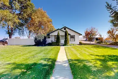 Image de Remodeled 2-story historic home near river with grill, washer/dryer, heat, & Ac