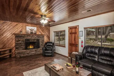 Image de Benji's Canyon | Pet-Friendly, Game Room, Fireplace