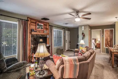 Image de Groovy View | Great Location + Outdoor Spaces & Views!